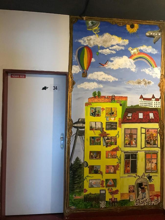 Urban Elephants Hostel ブラチスラヴァ エクステリア 写真