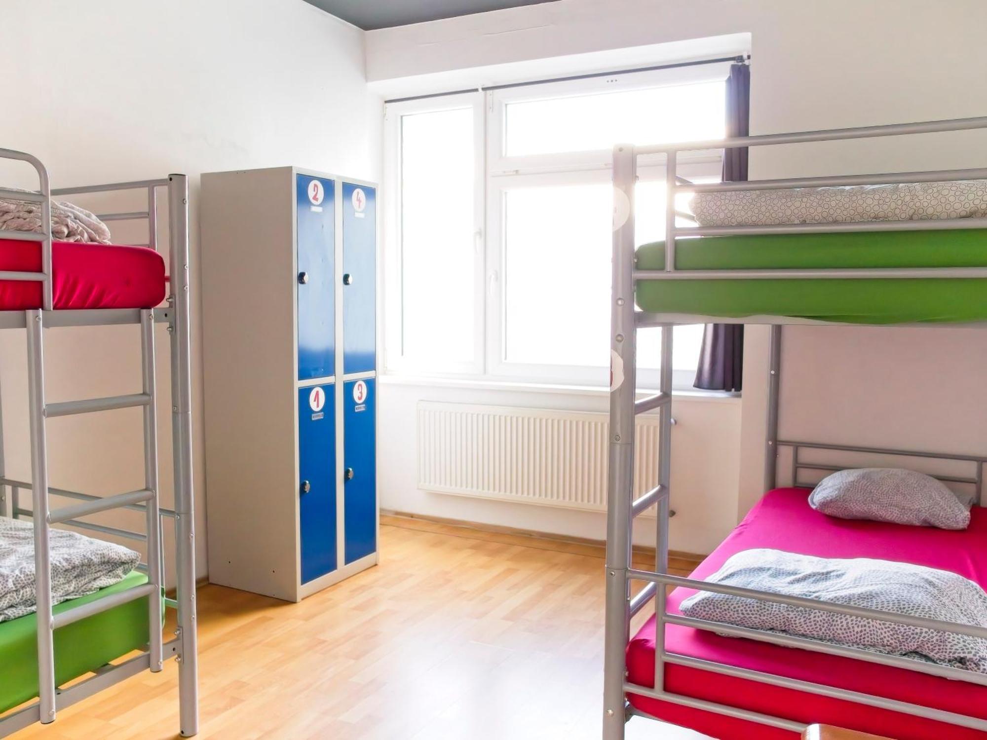 Urban Elephants Hostel ブラチスラヴァ エクステリア 写真