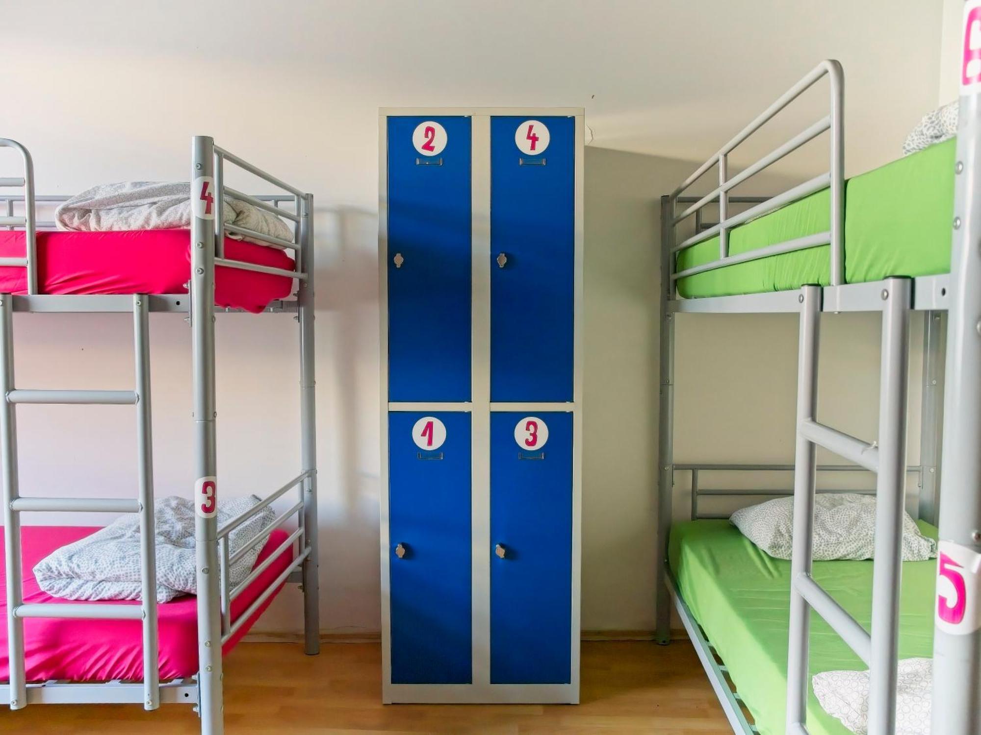 Urban Elephants Hostel ブラチスラヴァ エクステリア 写真