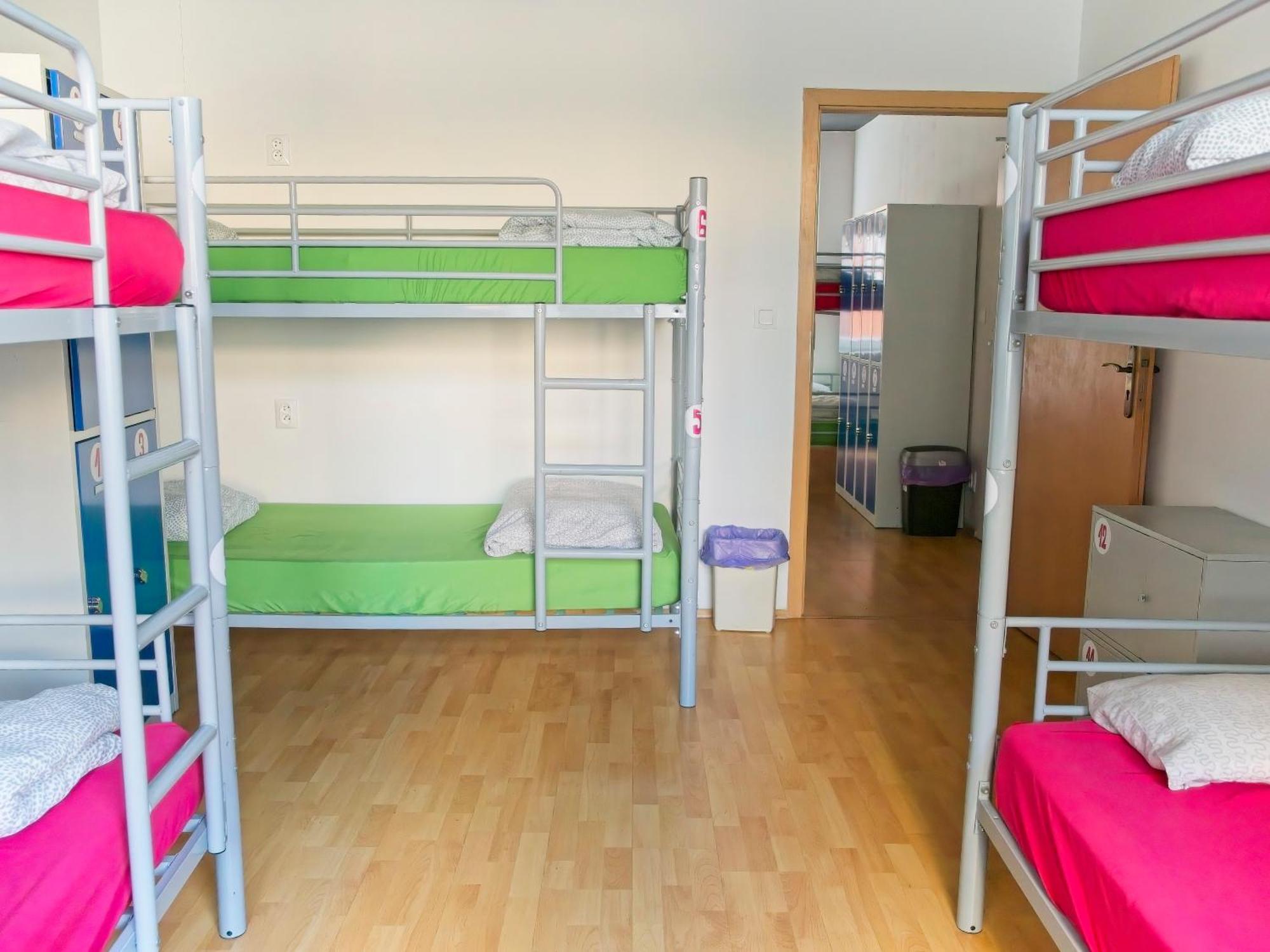 Urban Elephants Hostel ブラチスラヴァ エクステリア 写真