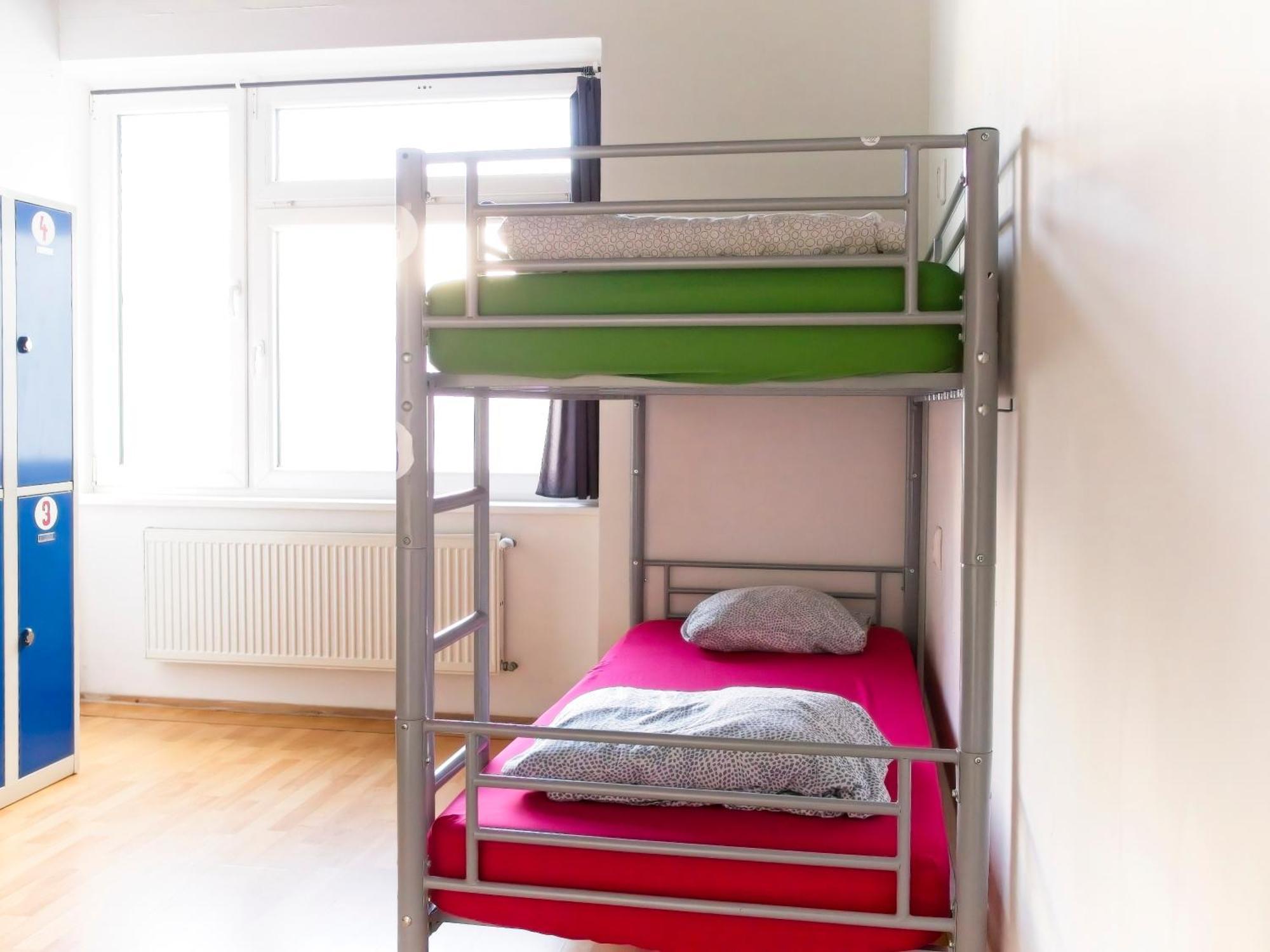 Urban Elephants Hostel ブラチスラヴァ エクステリア 写真